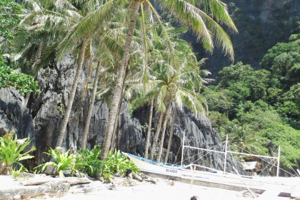 Einsamr Strand in El Nido, Philippinen schnorcheln